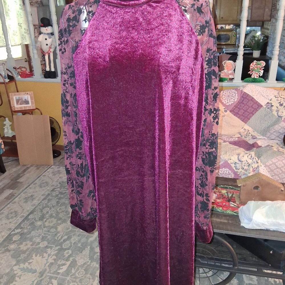 womans dress    closing 4/1/26 so please dont hestate to make an offer!